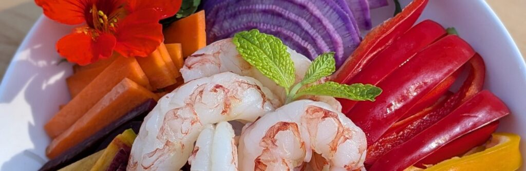 thai noodle salad with shrimp carrot radish red bell peppers